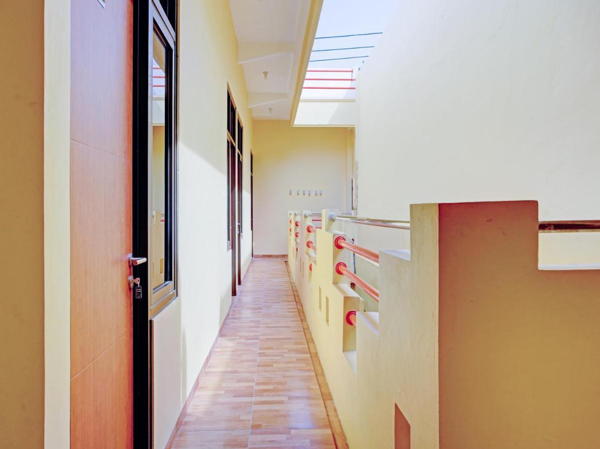 Reddoorz Syariah Near Jembatan Merah Plaza Krembangan Exterior foto